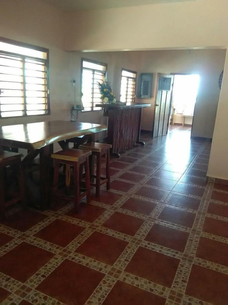 El Perico Marinero Hotel